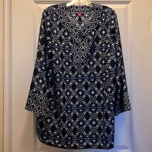 Beautiful Vince Camuto tunic in Navy/white